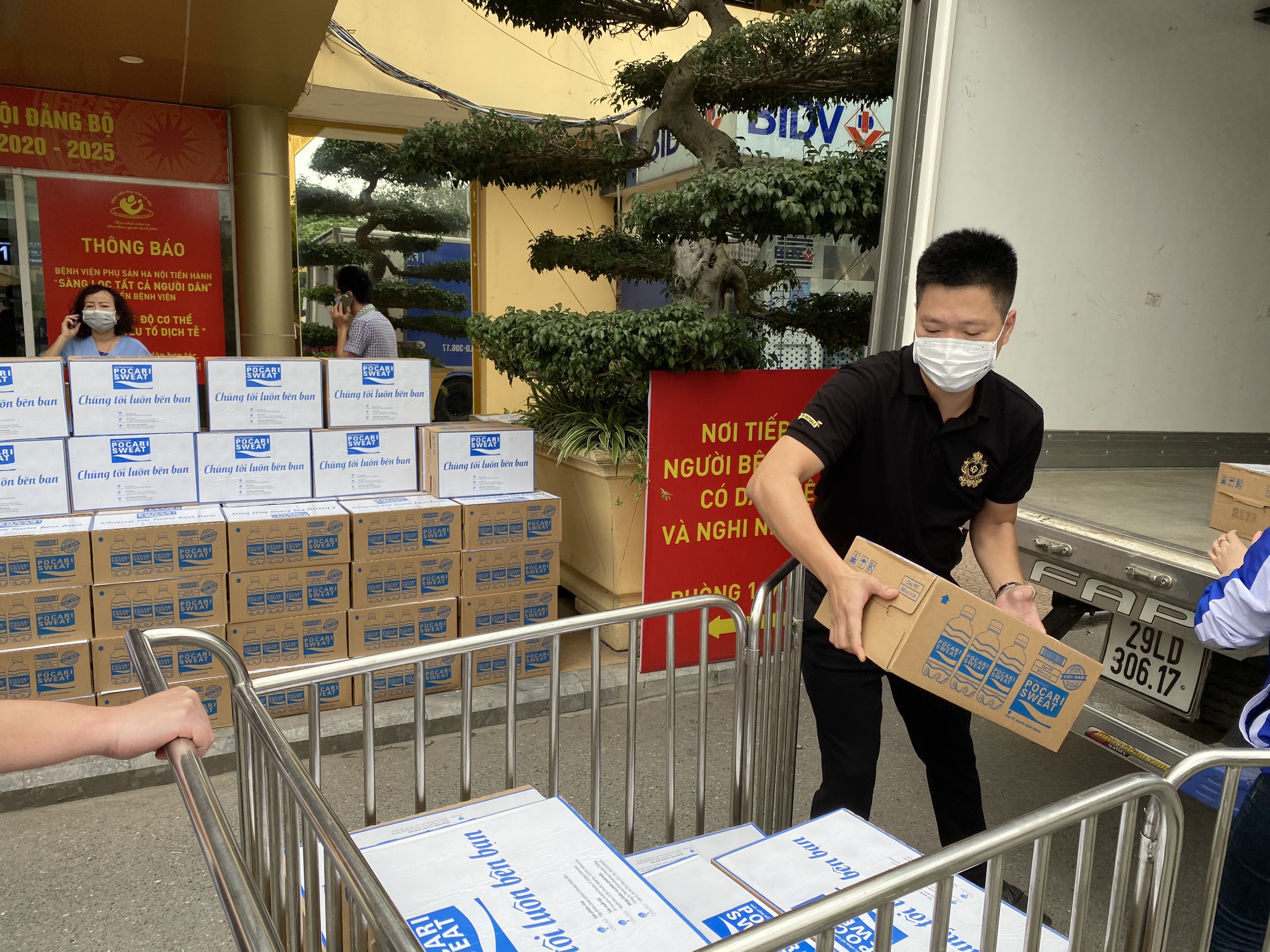 Thức uống bổ sung ion Pocari Sweat đồng hành cùng chiến dịch Xin cảm ơn ủng hộ các y bác sĩ chống Covid-19 Thức uống bổ sung ion Pocari Sweat đồng hành cùng chiến dịch Xin cảm ơn ủng hộ các y bác sĩ chống Covid-19